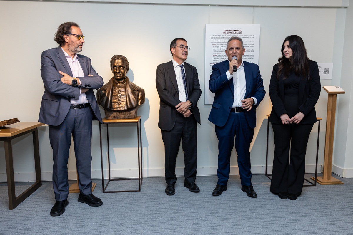 Foto de familia de los participantes en la inauguración de la exposición