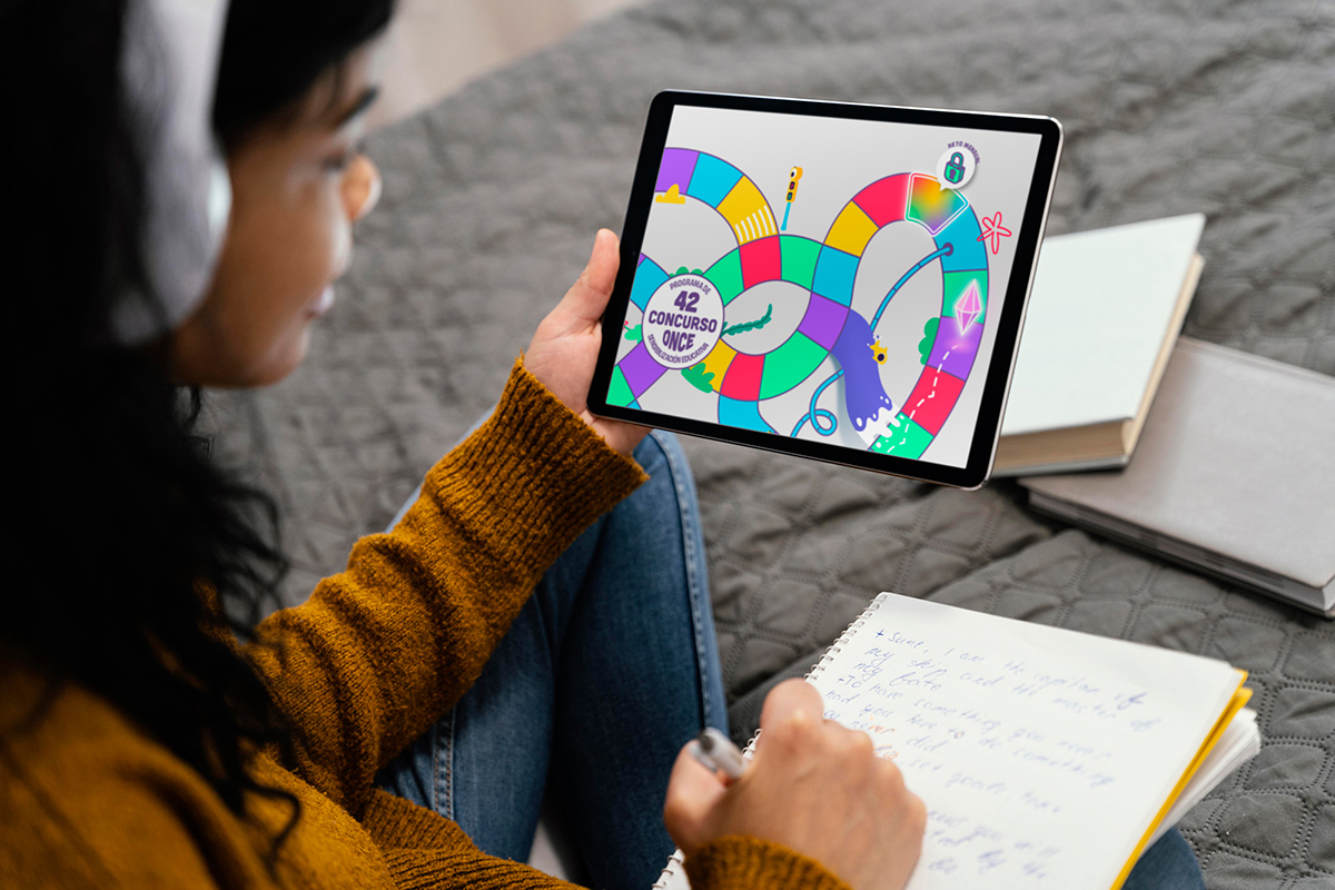 Una estudiante utilizando el tablero de la accesibilidad