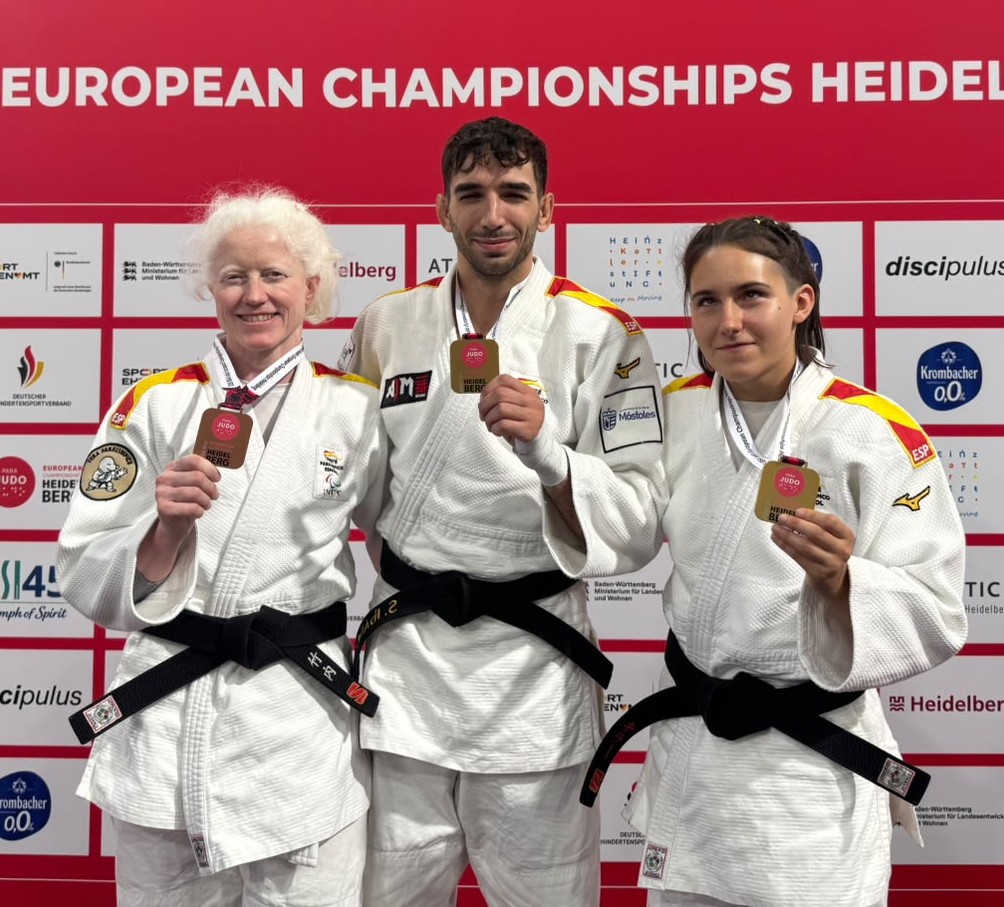 María Manzanero (derecha) junto a Sergio Ibáñez y Marta Arce muestran sus medallas en el Europeo