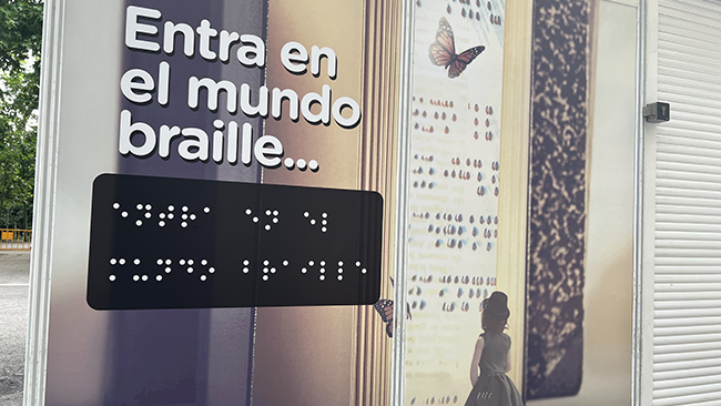 La caseta de la ONCE invita a entrar a conocer el braille